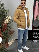 Carica l&#39;immagine nel visualizzatore di Gallery, GIUBBINO PIUMINO CON CAPPUCCIO
