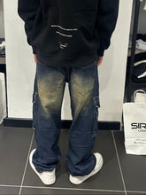 Carica l&#39;immagine nel visualizzatore di Gallery, JEANS CON TASCONI LATERALI SABBIATO JC8140B
